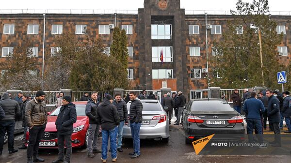 Люди в ожидании суда над Давидом Тонояном (19 января 2022). Еревaн - Sputnik Армения