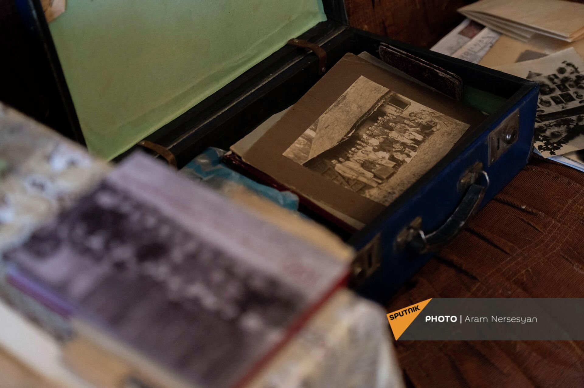 Старый синий чемодан, где Ваче Затикян хранит личные фотографии - Sputnik Արմենիա, 1920, 19.01.2022