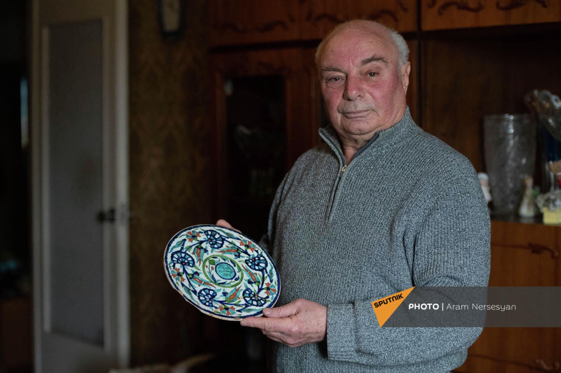 Ваче Затикян показывает глиняную тарелку, изготовленную его отцом в 1924 году  - Sputnik Армения, 1920, 22.01.2022
