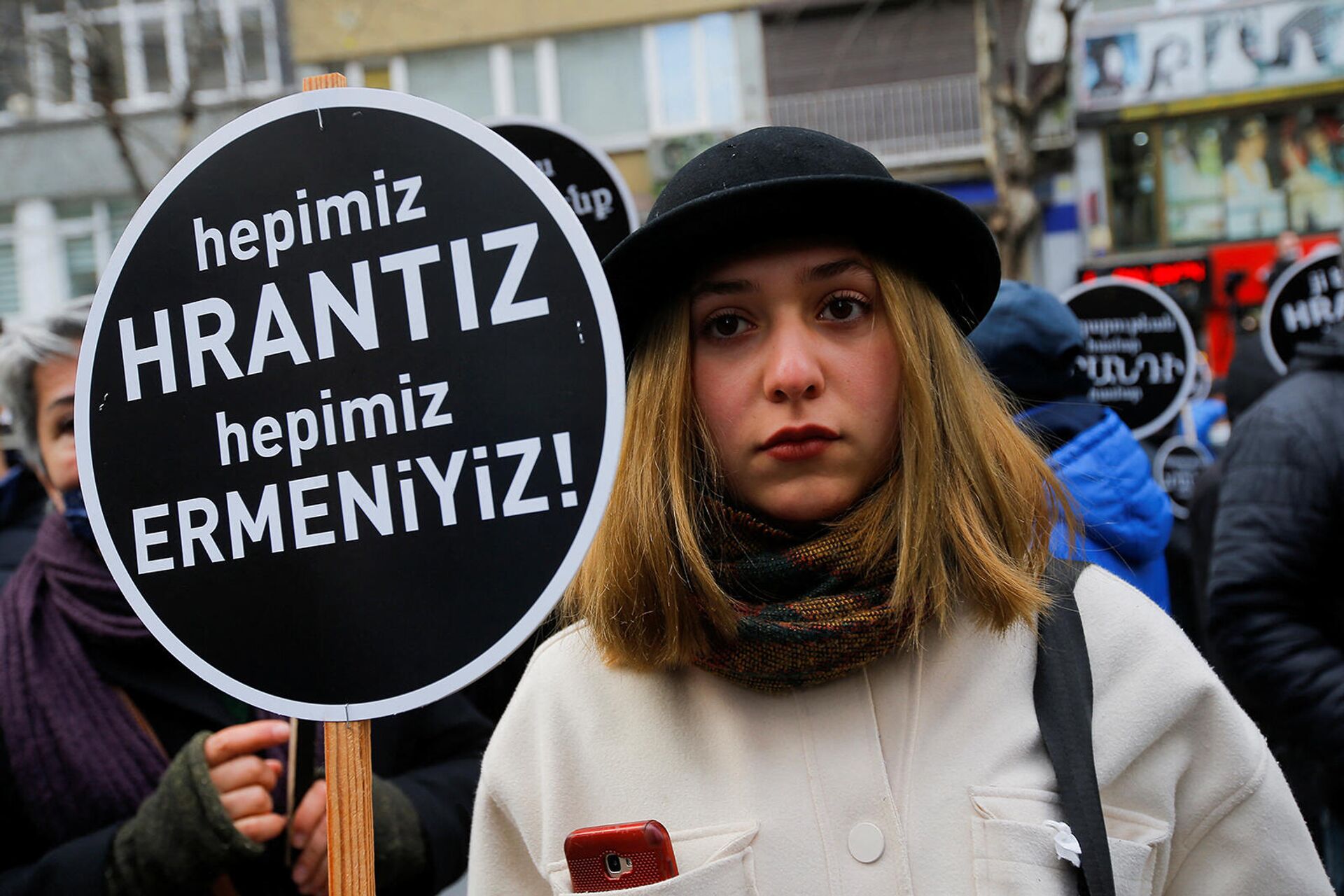 Женщина с плакатом с надписью Мы все Грант, мы все армяне во время 15-й годовщины убийства Гранта Динка (19 января 2022). Стамбул - Sputnik Армения, 1920, 19.01.2022