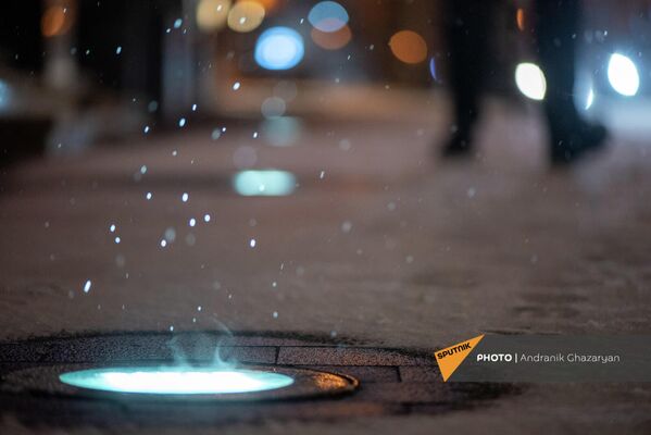 Снег в свете светодиодного уличного прожектора - волшебное зрелище. - Sputnik Армения