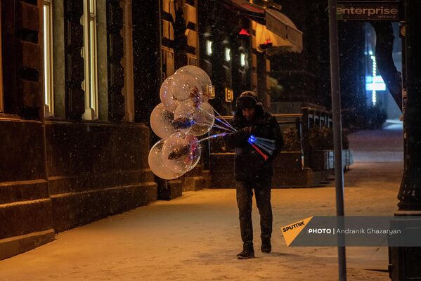 Продавец воздушных шариков на улице Абовяна в Ереване. - Sputnik Армения