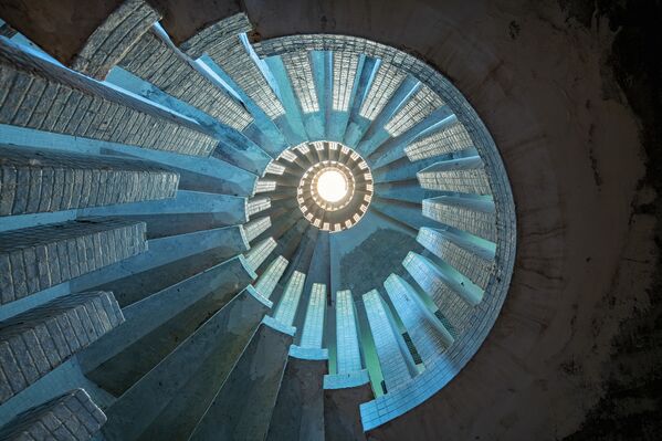 Необычная лестница из бетонной плитки в заброшенной усадьбе. Фотограф Gina Soden - Sputnik Армения