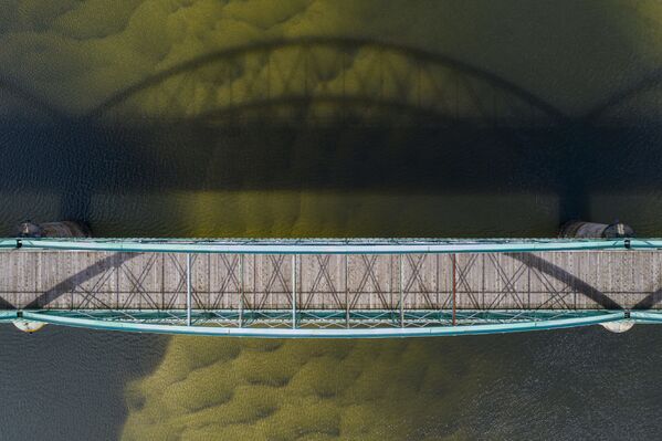 Мост и отбрасываемая им тень. Фотограф Roberto Bueno - Sputnik Армения