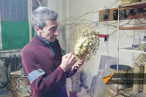 Скульптор-инженер Карен Терзян в мастерской - Sputnik Армения