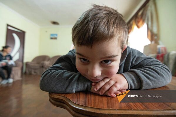 Один из десяти детей семьи Енгоян. - Sputnik Армения