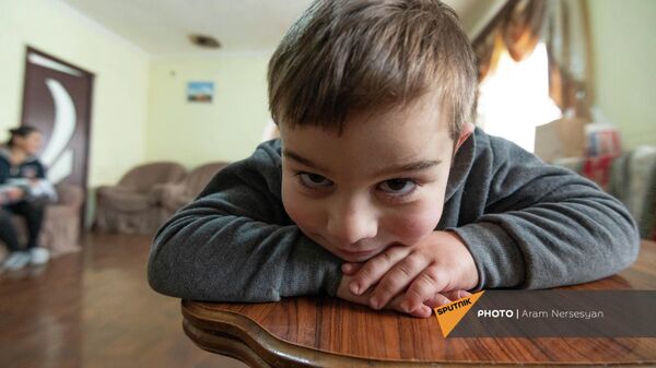 Ենգոյանների բազմազավակ ընտանիքի երեխաներից մեկը` 4–ամյա Արթուրը։  - Sputnik Արմենիա