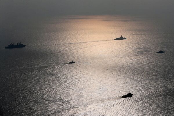 Боевые корабли России, Ирана и Китая во время военно-морских учений CHIRU-2022. - Sputnik Армения