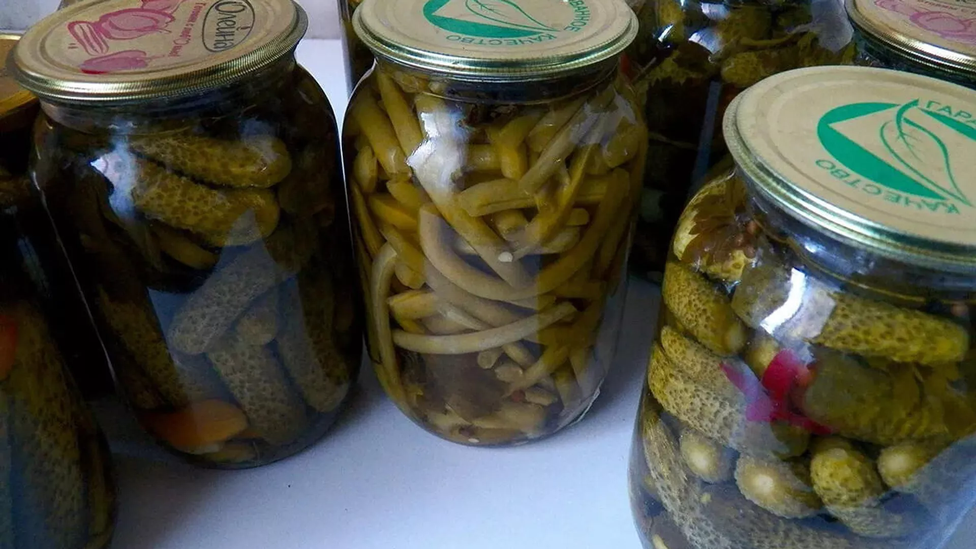 Банки с домашними консервами