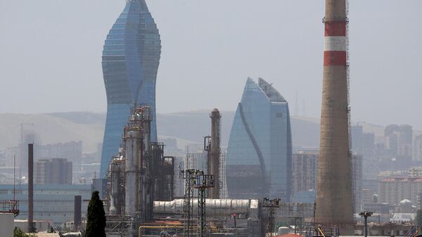 Бакинский нефтеперерабатывающий завод имени Гейдара Алиева виден на фоне небоскреба Socar Tower в Баку - Sputnik Армения