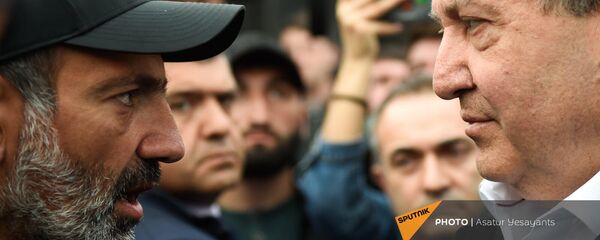 Встреча Президента РА Армена Саркисяна и лидера оппозиционной фракции Елк Никола Пашиняна на площади Республики (21 апреля 2018). Ереван - Sputnik Արմենիա