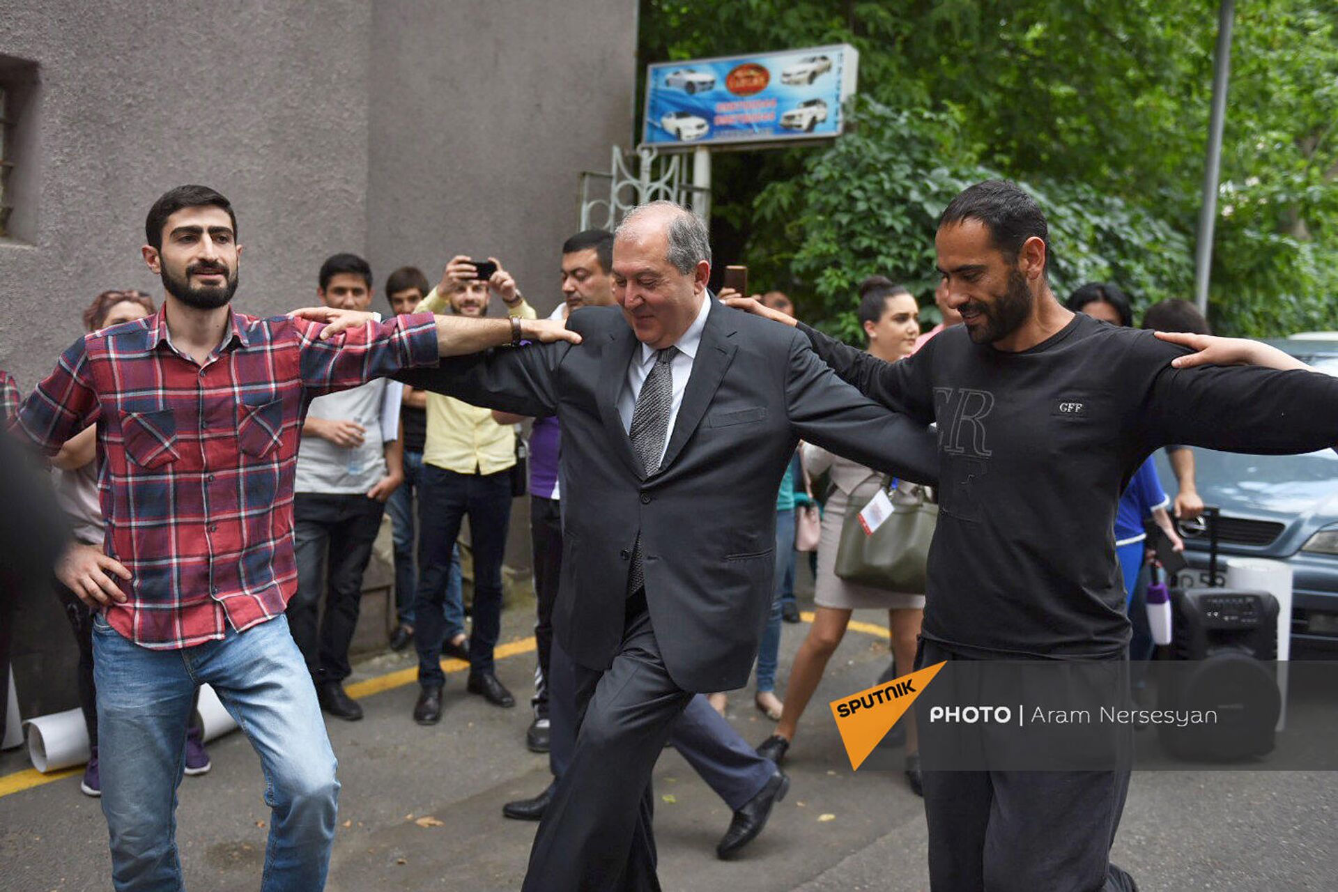 Президент Армении Армен Саркисян танцует вместе с протестующими против эксплуатации Амулсарского золоторудного месторождения (23 мая 2018). Еревaн - Sputnik Армения, 1920, 23.02.2023