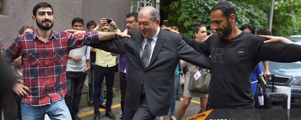 Президент Армении Армен Саркисян танцует вместе с протестующими против экплуатации Амулсарского золоторудного месторождения (23 мая 2018). Еревaн - Sputnik Армения