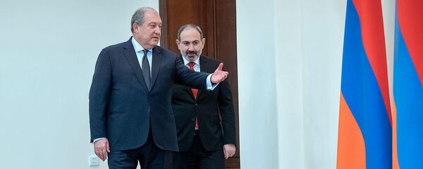 Президент Армен Саркисян и премьер-министр Никол Пашинян во время принятия присяги правительства Армении (30 января 2019). Еревaн - Sputnik Армения
