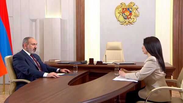 Премьер-министр Никол Пашинян во время интервью в прямом эфире (24 января 2022). Еревaн - Sputnik Армения