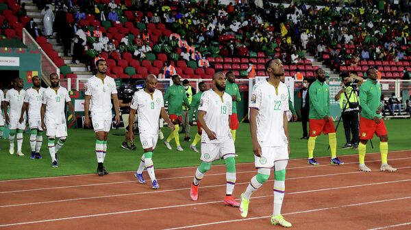 Игроки выходят на поле перед началом матча 1/8 финала Кубка африканских наций между сборными Камеруна и Коморских островов (24 января 2022). Камерун - Sputnik Армения