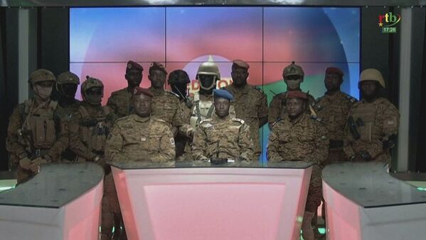Военные Буркина-Фасо 24 января 2022 года объявили о захвате власти в стране. На снимке - представитель хунты, капитан Сидсоре Кабер Уэдраого (в центре) с солдатами выступает по телевидению.  - Sputnik Армения