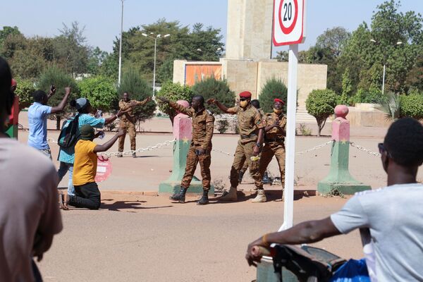 Военные призывают людей, собравшихся в поддержку ВС после захвата власти в Буркина-Фасо, разойтись. - Sputnik Армения