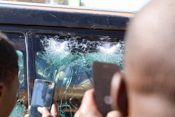 Следы от пуль в окне автомобиля президента Буркина-Фасо. - Sputnik Армения