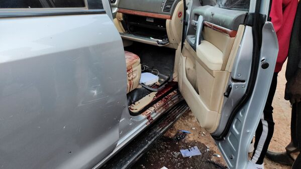 Следы крови в салоне президентского автомобиля после стрельбы у его резиденции в Уагадугу, Буркина-Фасо. - Sputnik Армения