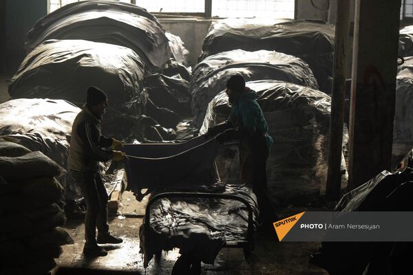Приемка сырой кожи на Ереванском кожевенном заводе - Sputnik Армения