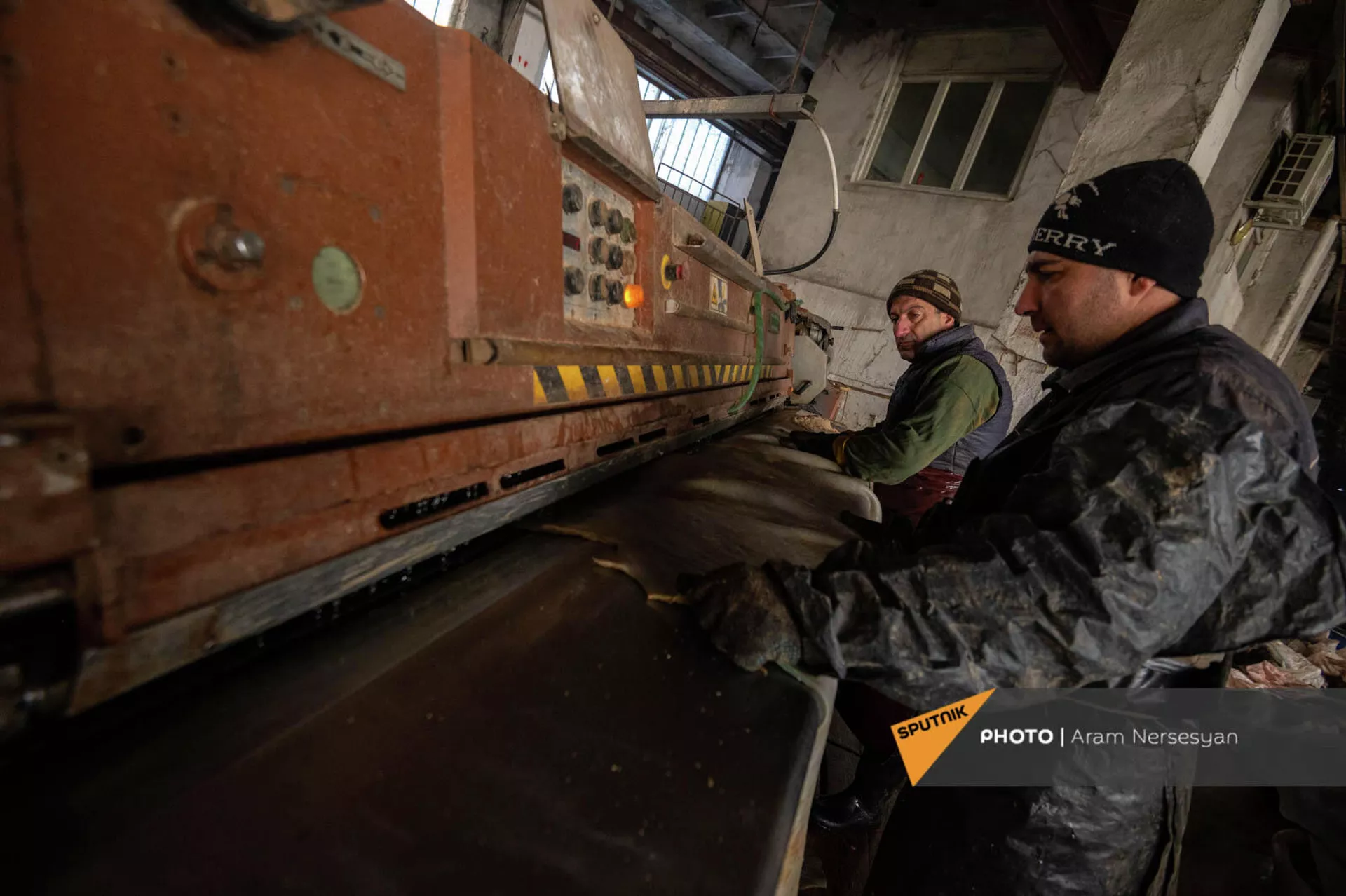 Раскройка готовой кожи на Ереванском кожевенном заводе Раскройка готовой кожи на Ереванском кожевенном заводе - Sputnik Армения, 1920, 07.02.2022