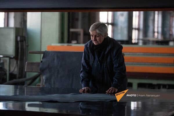 Сотрудница Ереванского кожевенного завода за работой - Sputnik Армения