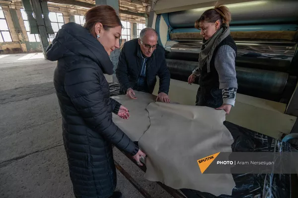 Сотрудники Ереванского кожевенного завода рассматривают продукцию Сотрудники Ереванского кожевенного завода рассматривают продукцию - Sputnik Армения