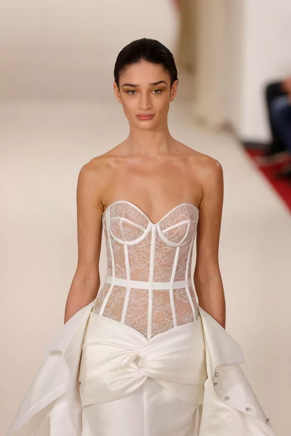 Модель во время презентации коллекции дизайнера   Alexis Mabille на показе Высокой моды Весна/Лето 2022 в Париже. - Sputnik Армения