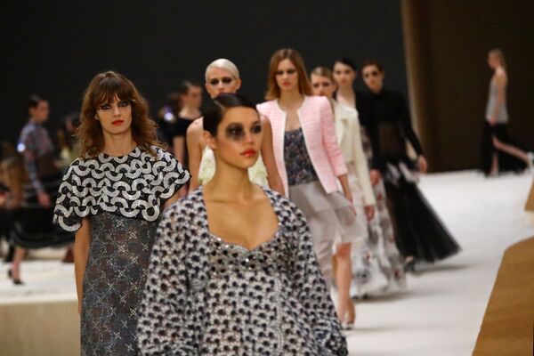 Модели во время презентации коллекции дизайнера Virginie Viard для дома Chanel на показе Высокой моды Весна/Лето 2022 в Париже. - Sputnik Армения