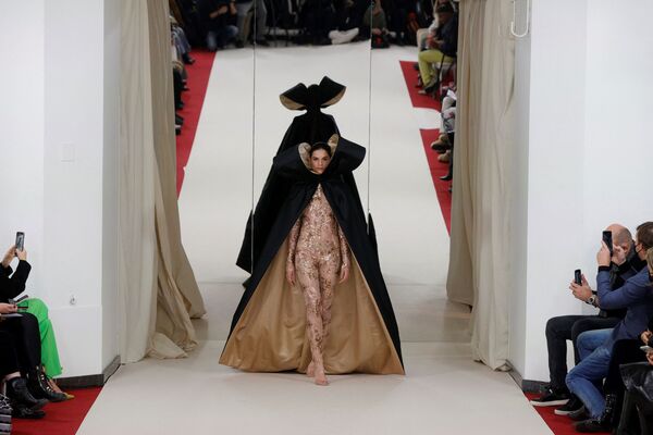Модели во время презентации коллекции дизайнера  Alexis Mabille на показе Высокой моды Весна/Лето 2022 в Париже. - Sputnik Армения