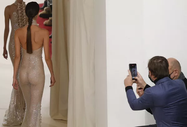 Модели во время презентации коллекции дизайнера Alexis Mabille на показе Высокой моды Весна/Лето 2022 в Париже. - Sputnik Армения