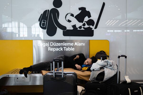 Ուղևորները սպասում են Ստամբուլի օդանավակայանում, որտեղ թռիչքները չեղարկվել են ձնաբքի և առատ ձյան պատճառով։ - Sputnik Արմենիա