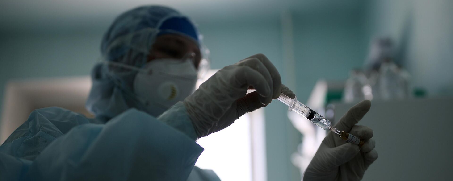 Медицинский работник со шприцем в руке - Sputnik Армения, 1920, 16.10.2025