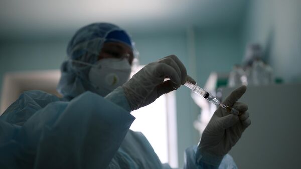 Медицинский работник со шприцем в руке - Sputnik Արմենիա
