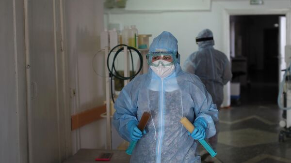 Медицинский работник в реанимационном отделении для больных коронавирусом - Sputnik Армения