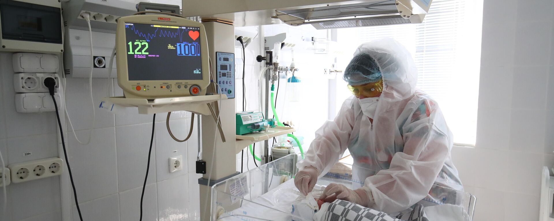 Медик ухаживает за новорожденным ребенком, зараженным коронавирусом - Sputnik Армения, 1920, 31.01.2022