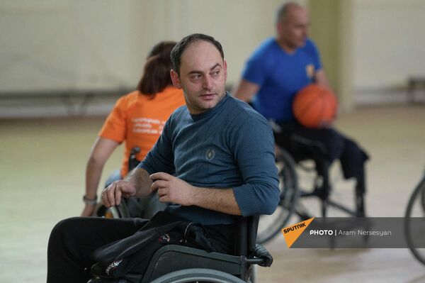 Участник 44-дневной войны, бывший полицейский Гарик Кочинян во время игры в баскетбол в Цахкадзоре - Sputnik Армения