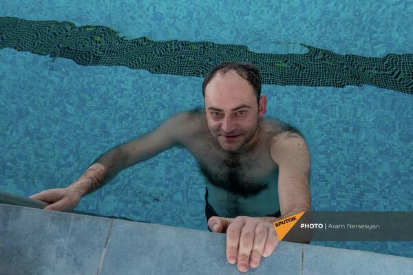 Участник 44-дневной войны, бывший полицейский Гарик Кочинян в бассейне в Цахкадзоре - Sputnik Армения