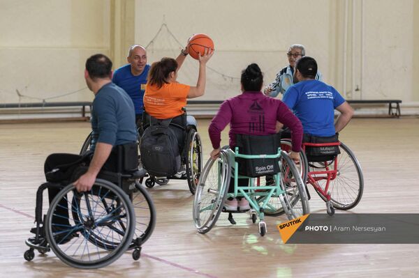 Бывшие военнослужащие, получившие инвалидность во время Карабахских войн, играют в баскетбол в Цахкадзоре - Sputnik Армения
