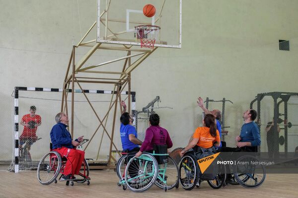 Бывшие военнослужащие, получившие инвалидность во время Карабахских войн, играют в баскетбол в Цахкадзоре - Sputnik Армения