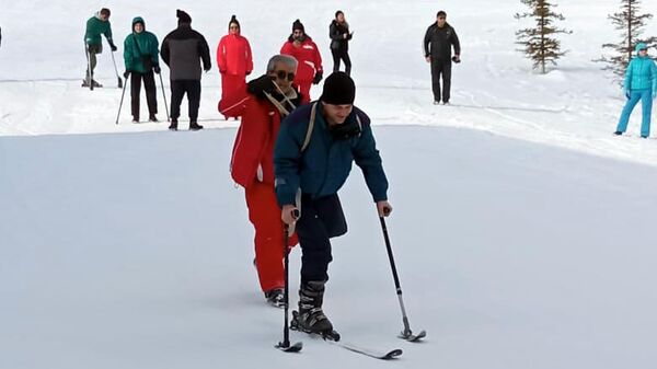 Бывшие военнослужащие, получившие инвалидность во время Карабахских войн, катаются на лыжах в Цахкадзоре - Sputnik Армения