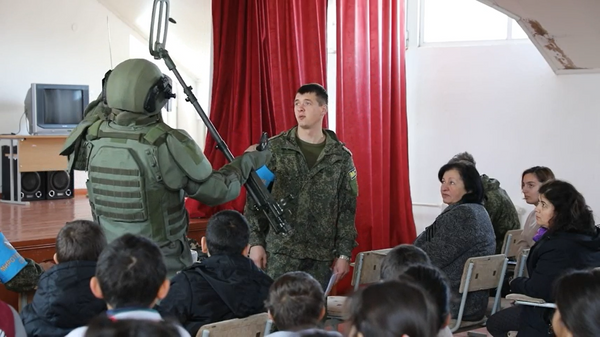 Российские миротворцы провели интерактивный Урок мира в школе Нагорного Карабаха - Sputnik Армения