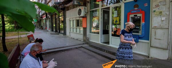 Посетители у одного из филиалов Айпост - Sputnik Արմենիա