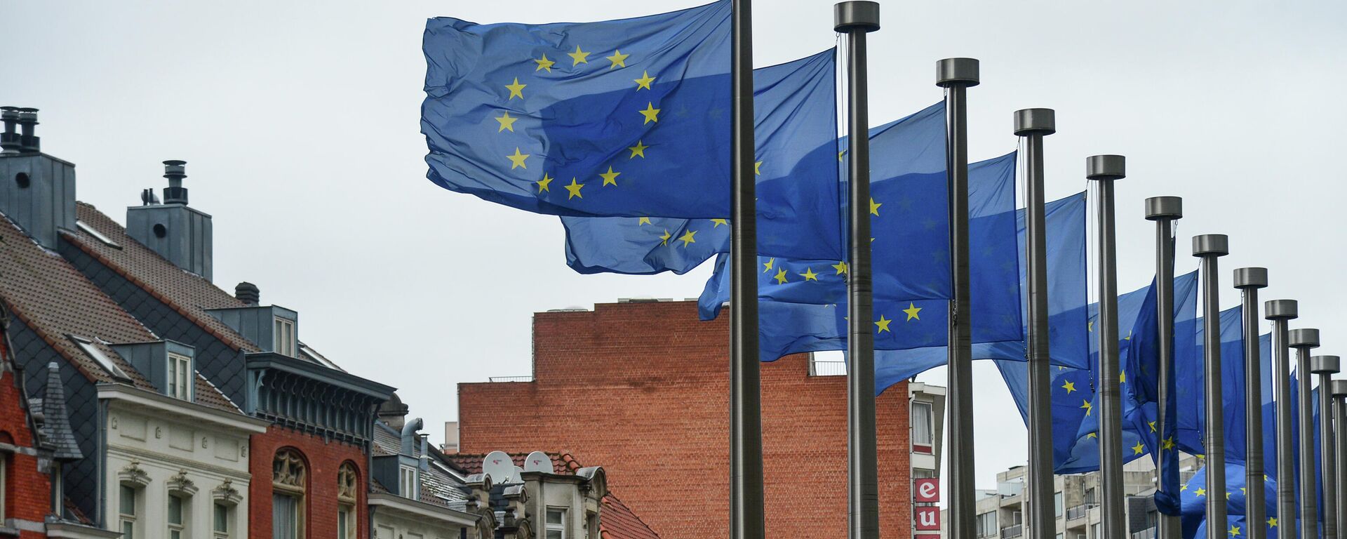 Флаги с символикой Евросоюза у здания Еврокомиссии в Брюсселе. - Sputnik Армения, 1920, 25.06.2021