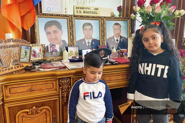 Дети погибшего военнослужащего Эмиля Тамояна - Sputnik Армения