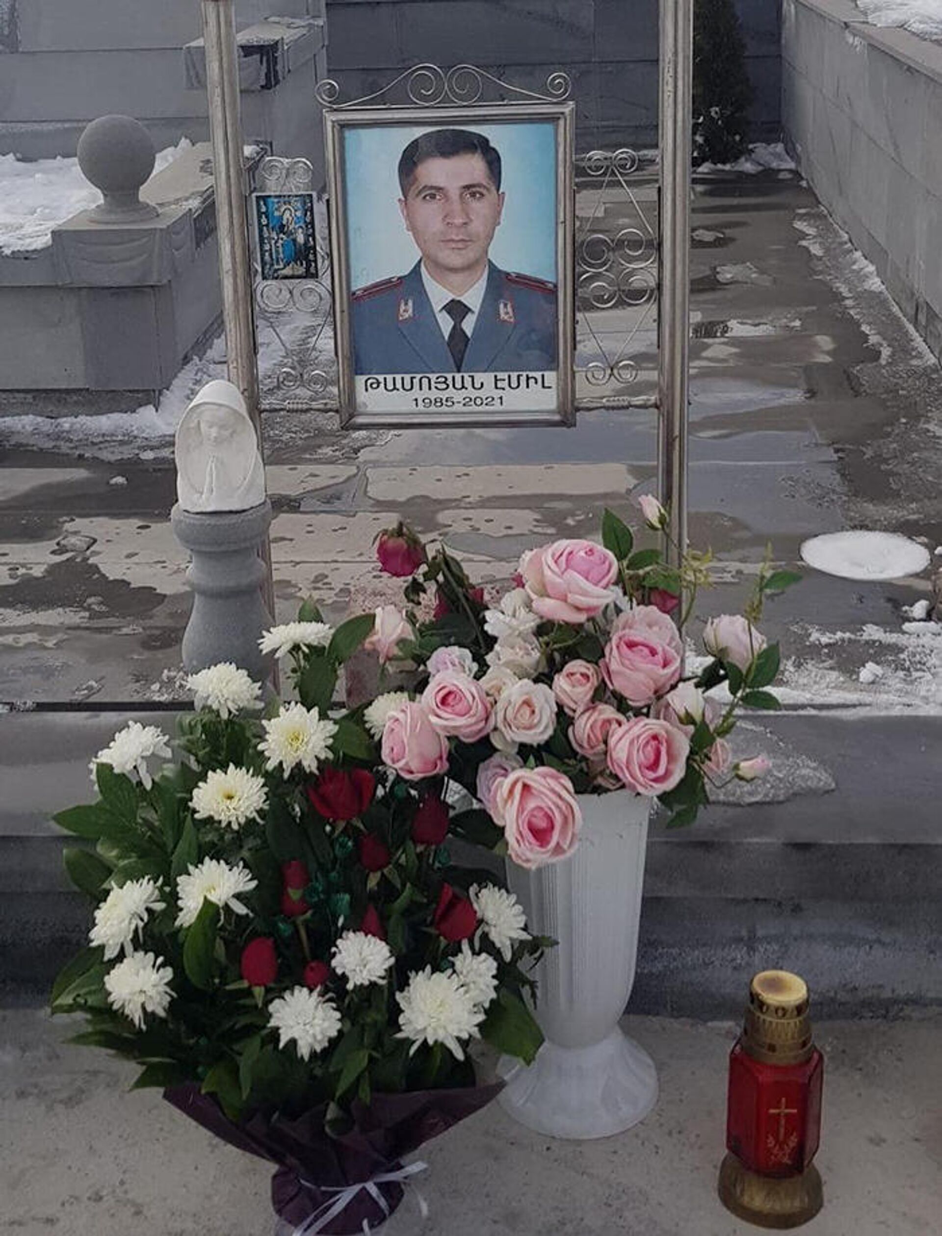 Цветы у надгробия погибшего военнослужащего Эмиля Тамояна - Sputnik Արմենիա, 1920, 31.01.2022