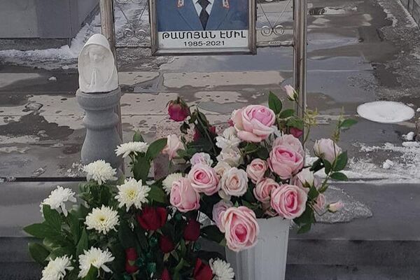 Цветы у надгробия погибшего военнослужащего Эмиля Тамояна - Sputnik Армения