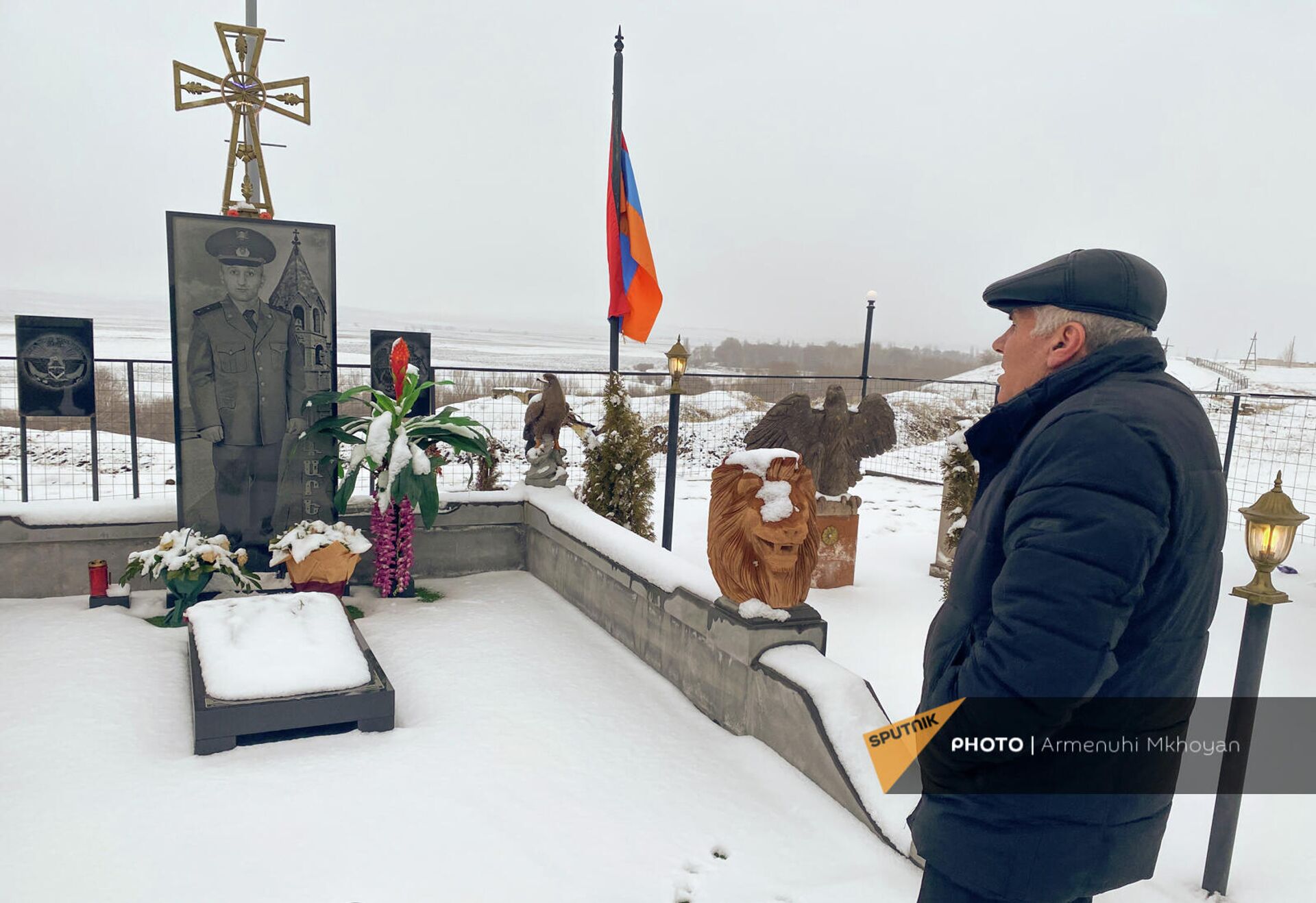 Отец погибшего Гарегина Ераносяна, Артуш Ераносян, у могилы сына - Sputnik Արմենիա, 1920, 01.02.2022