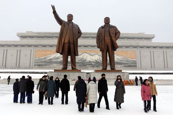 Посещение памятников бывших северокорейских лидеров в Пхеньяне по случаю новогодних праздников. - Sputnik Армения